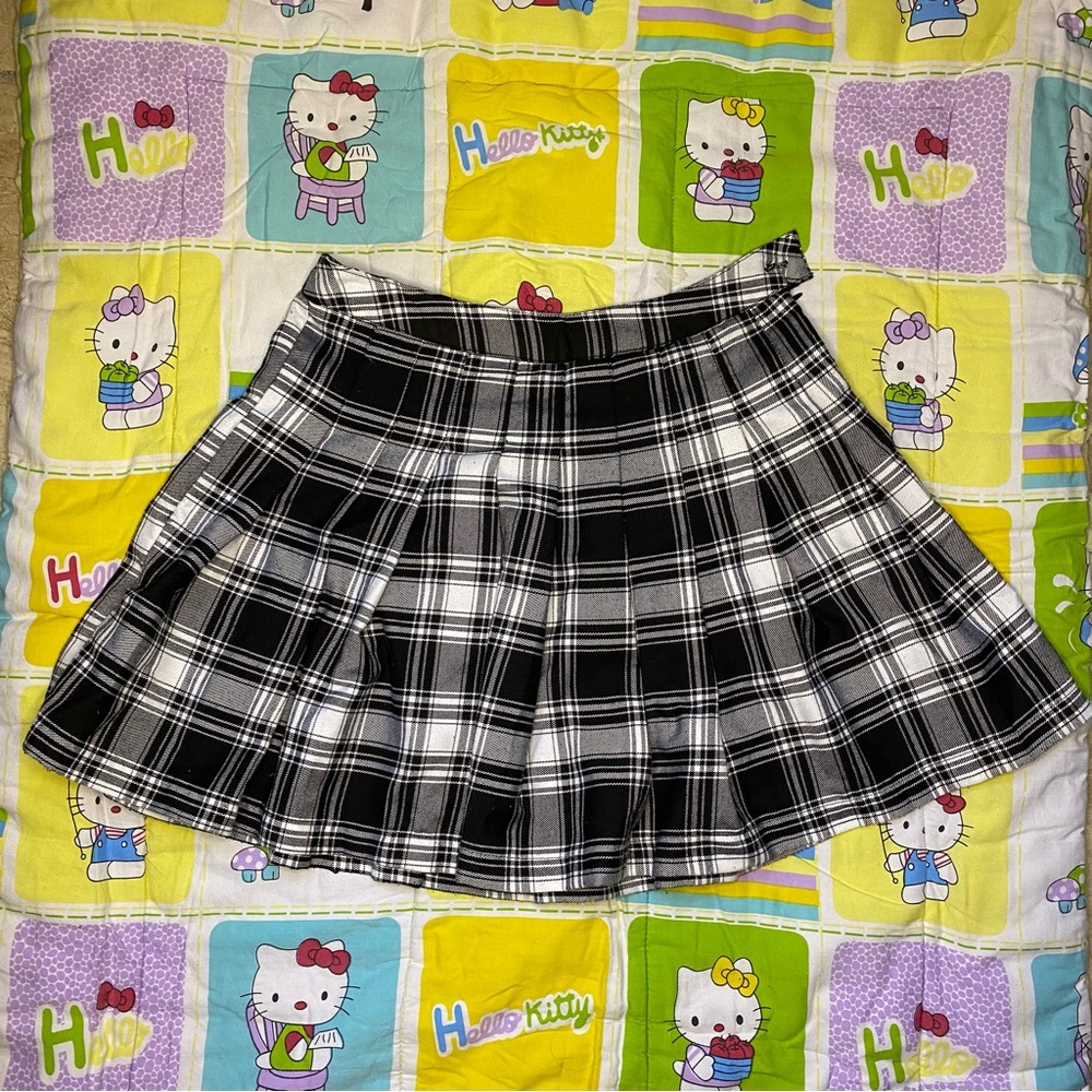 cute black n white plaid skirt